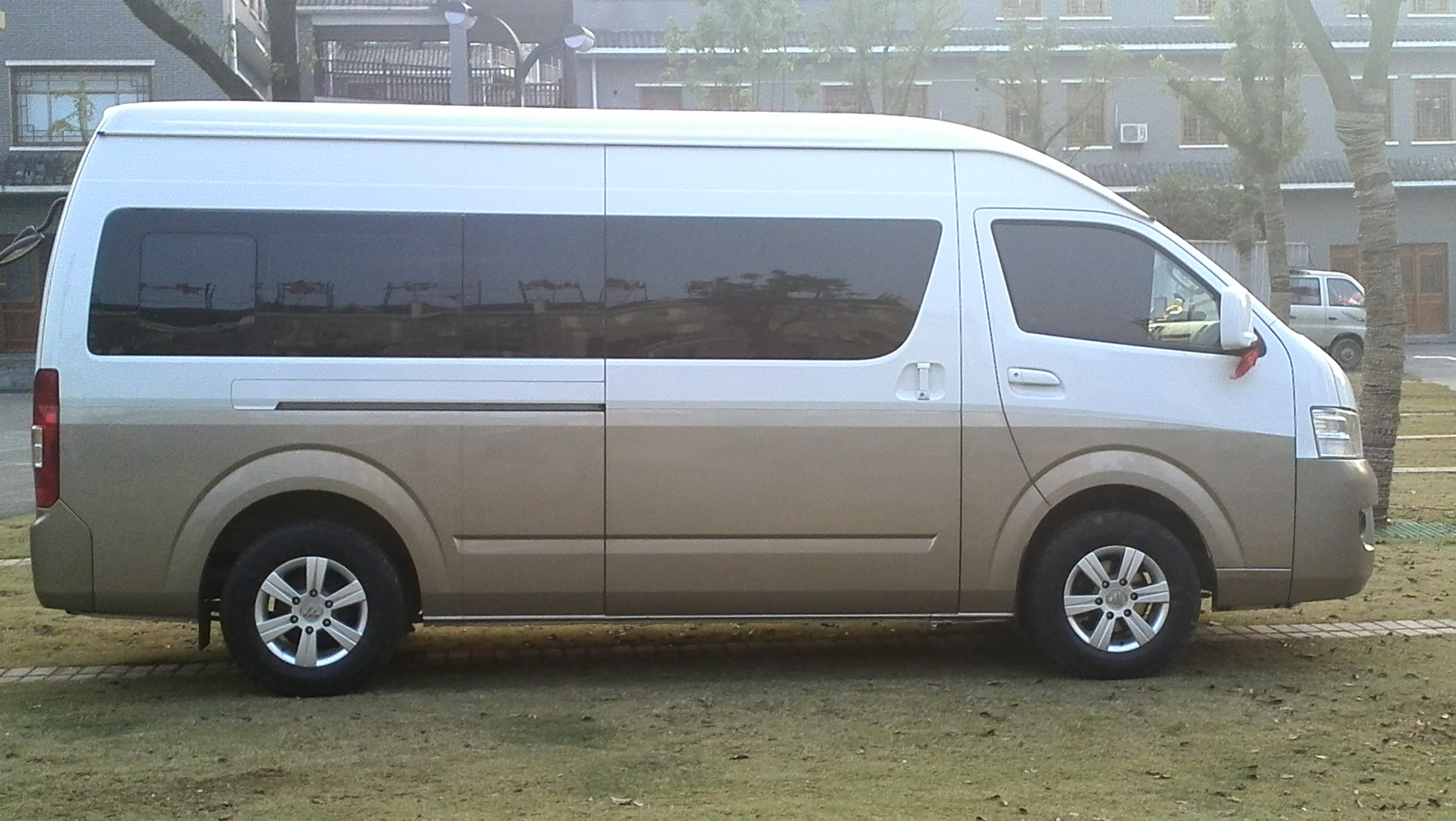 郴州租車(chē)包車(chē)15座商務(wù)旅游車(chē)